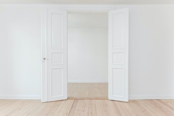 Null Object Pattern,PHP 空物件模式 minimalist photography of open door