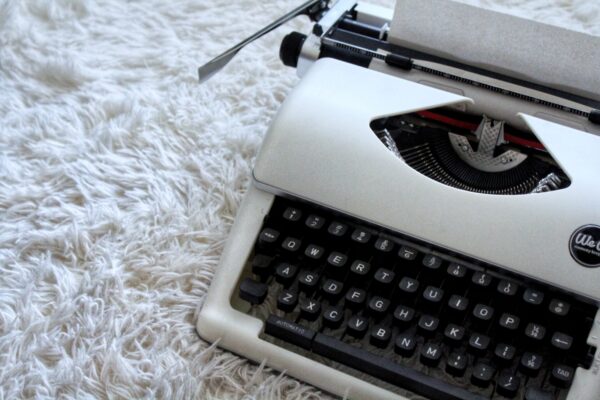 TypeScript 入門:建立開發環境,並執行第一個 TypeScript 程式 white and black typewriter on white textile