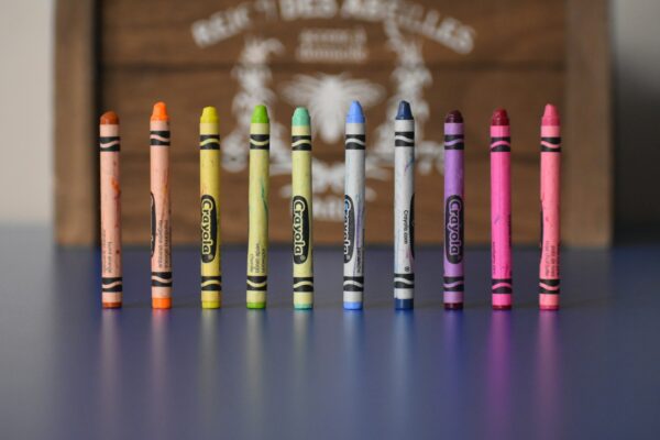 justify-content vs align-content,Flexbox 的垂直與水平對齊方式 selective focus photography of Crayola crayons